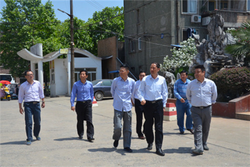 图为局党委书记、局长朱学文一行在二队实地察看职工及家属居住环境